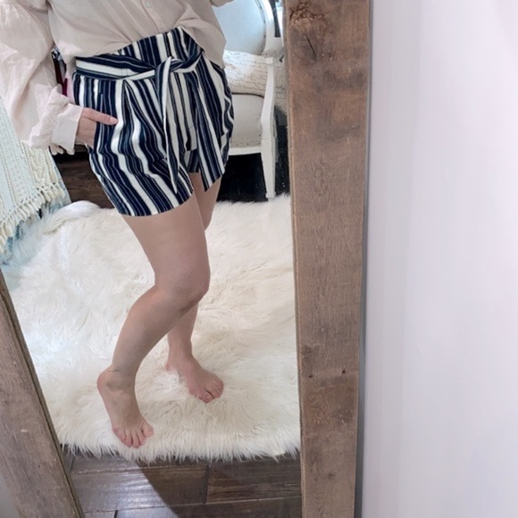 H&M navy blue striped paper bag shorts size 10 - Picture 3 of 12